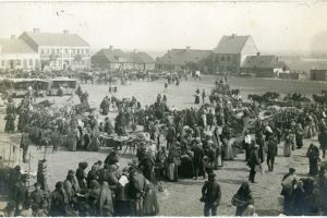 Rynek w dzień targowy 1916 r. Pocztówka ze zbiorów S...